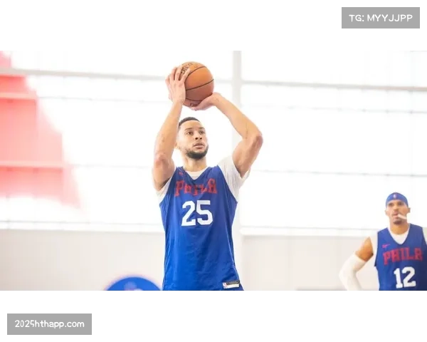 聚焦训练场：文班亚马在助教陪同下加练底角三分投篮